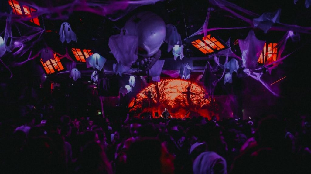 Soirée Halloween au Warehouse à Nantes avec décorations fantomatiques et lumières violettes et rouges
