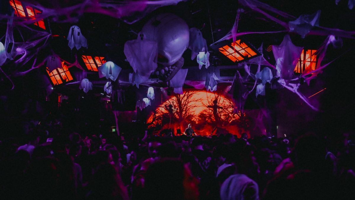 Soirée Halloween au Warehouse à Nantes avec décorations fantomatiques et lumières violettes et rouges