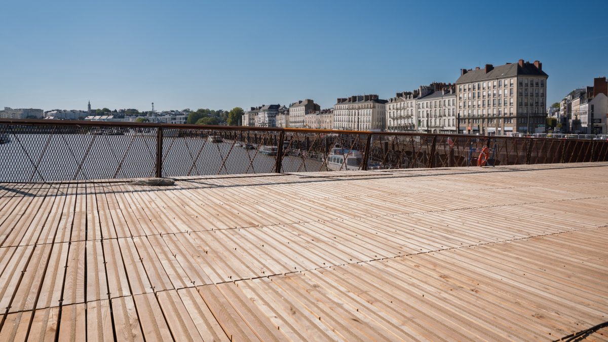 Nouveau belvédère en bois du pont Anne-de-Bretagne à Nantes, avec vue sur la Loire et les immeubles du quai de la Fosse.