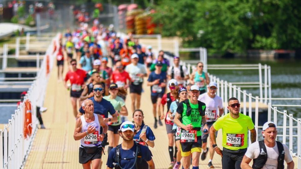 Coureurs du Marathon de Nantes sur un ponton