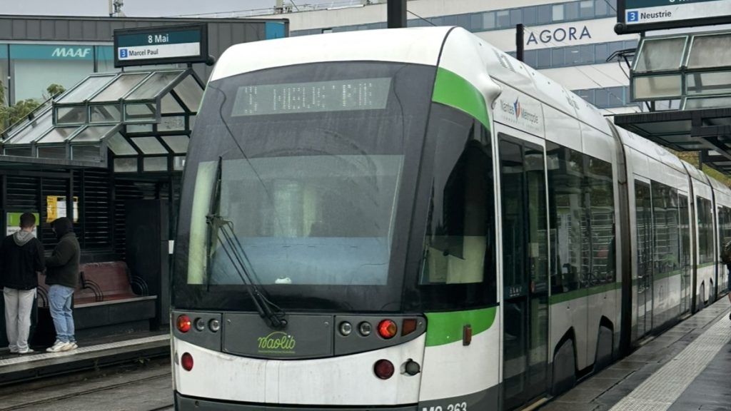 Tramway de la ligne 3 à la station 8 Mai à Rezé, terminus en direction de Neustrie et Marcel Paul.
